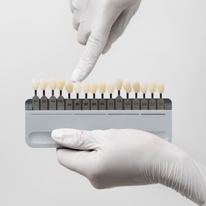 Металлическая коронка с пластмассовой облицовкой